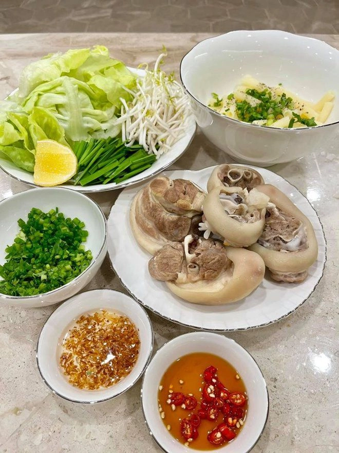 Sau 7 năm lấy chồng ngân khánh bây giờ đẹp - đảm hiếm hoi khoe món học của mẹ chồng