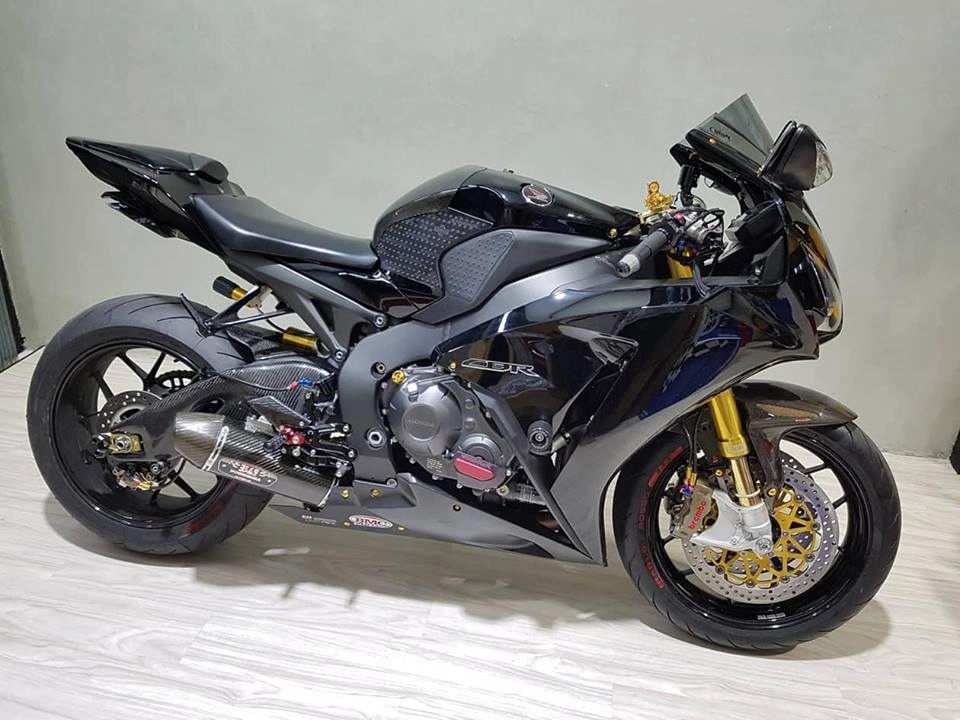 Siêu phẩm bò mộng honda cbr1000rr nâng cấp đen bóng không tỳ vết