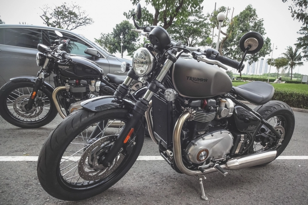 Soi cận cảnh triumph bonneville bobber 2017 của cường đô la