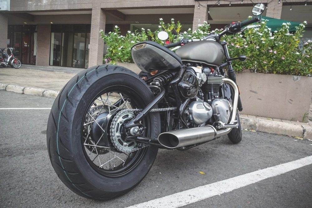 Soi cận cảnh triumph bonneville bobber 2017 của cường đô la