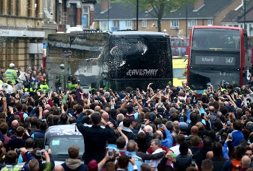 Soi xe bus giúp mu thoát cơn điên của cđv west ham