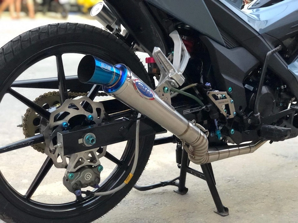 Sonic 150 độ đầy phong cách với màu xanh xi măng kèm dàn chân brembo chất lừ