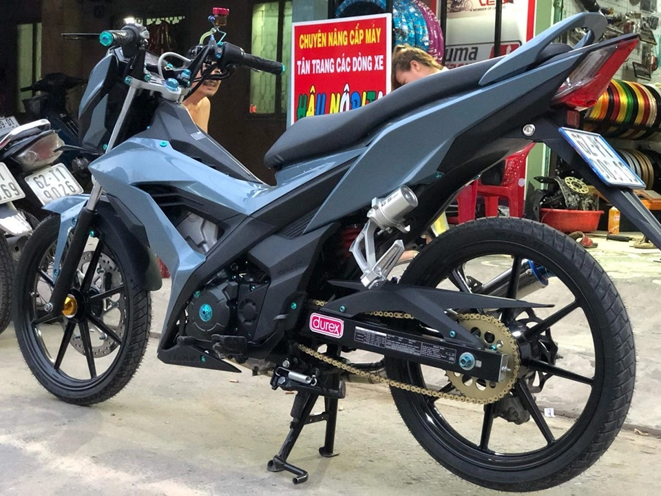 Sonic 150 độ đầy phong cách với màu xanh xi măng kèm dàn chân brembo chất lừ