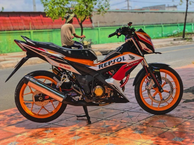 Sonic 150 repsol đẹp hút hồn với dàn phụ tùng đồ chơi kinh điển