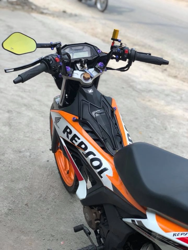 Sonic 150r repsol độ đơn giản với loạt đồ chơi ở ghi đông