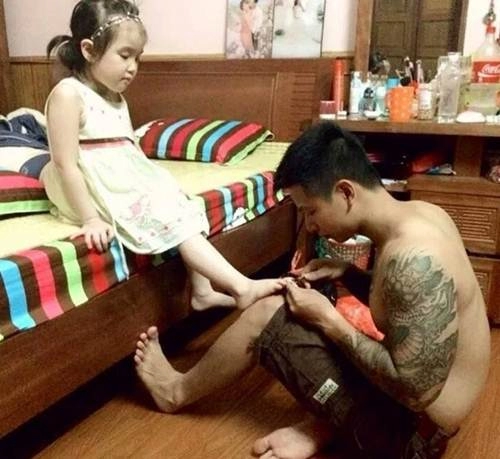 Sự thật bức ảnh ông bố soái ca quỳ gối rửa chân cho con gái được săn lùng