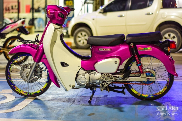 Super cub độ chú báo hồng ác chiến với dàn chân ma mị trên đất thái