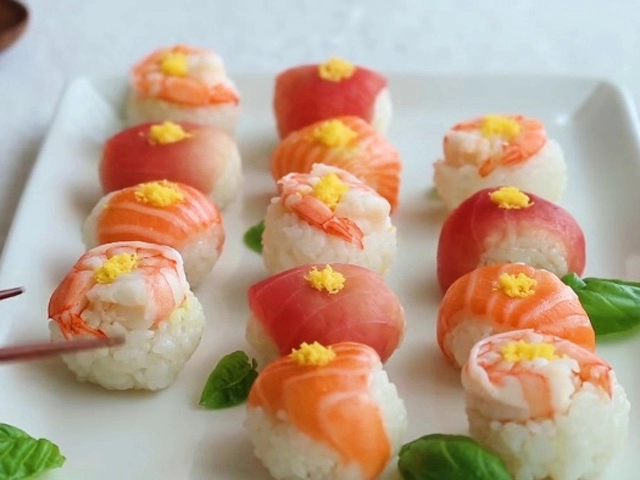 Sushi hình hoa tươi ngon đã miệng đãi khách tới chơi nhà