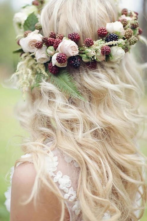 Thay vì phụ kiện cầu kỳ phái đẹp đua nhau chọn hoa quả tươi trang trí tóc ngày cưới