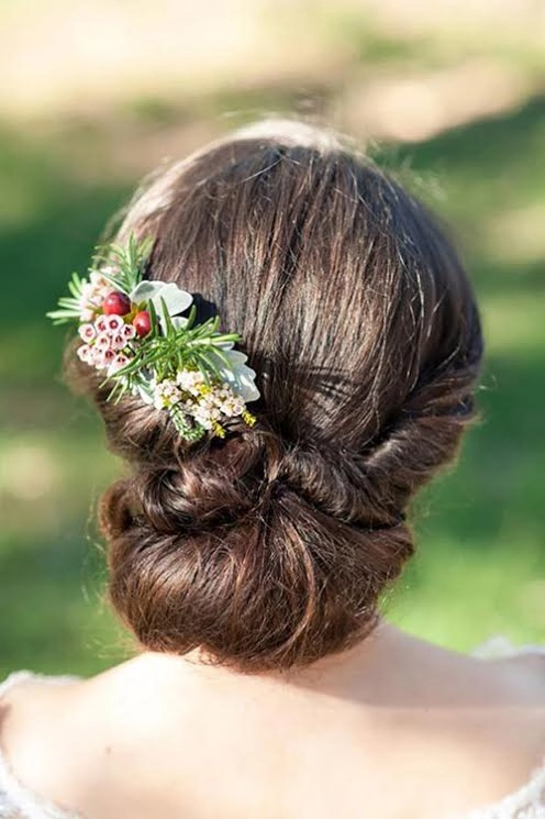 Thay vì phụ kiện cầu kỳ phái đẹp đua nhau chọn hoa quả tươi trang trí tóc ngày cưới