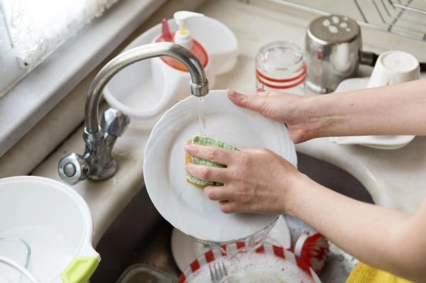 Thói quen dùng nước rửa chén cực kì sai lầm mà chị em hầu như ai cũng mắc