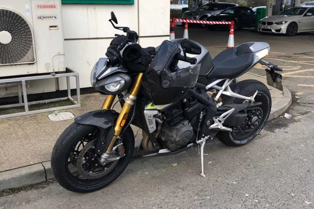 Triumph speed triple 1200 rs 2021 lộ diện khi đang chạy thử nghiệm