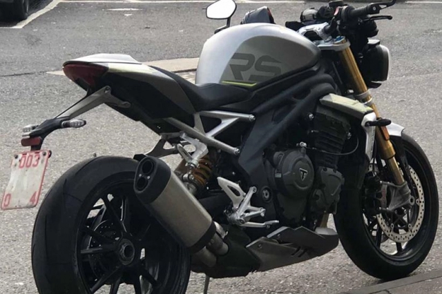 Triumph speed triple 1200 rs 2021 lộ diện khi đang chạy thử nghiệm