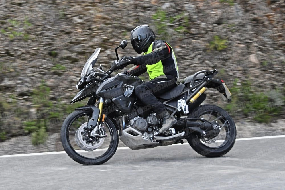 Triumph tiger 1200 thế hệ mới xuất hiện trên đường thử