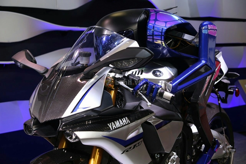 Valentino rossi chiến thắng motobot trong gang tấc
