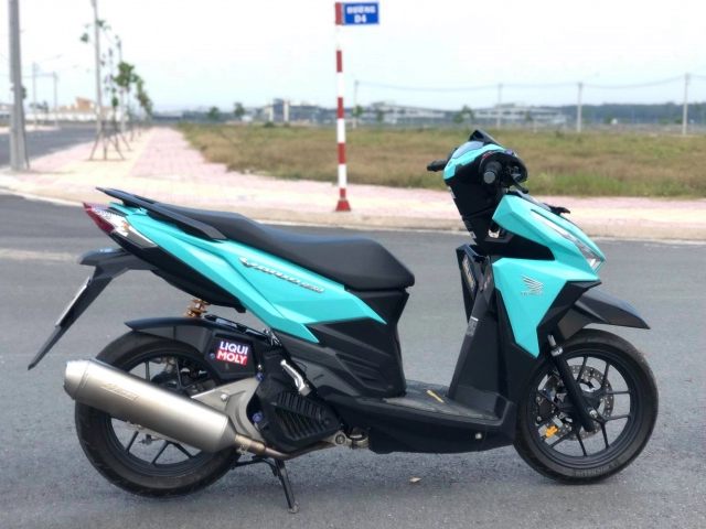 Vario 150 độ dàn chân khiêu chiến người xem với màu xanh ngọc bích