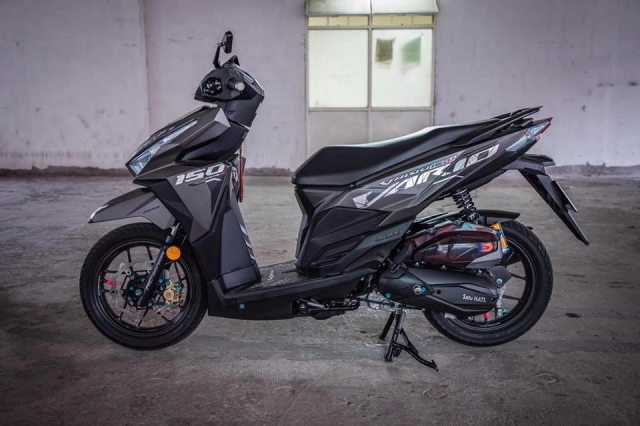 Vario 150 độ phong cách mới lạ khoe dáng ma mị trong tòa nhà bỏ hoang