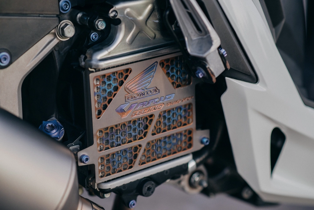 Vario 150 độ trắng ngọc trinh sở hữu trang sức quý giá của biker trà vinh