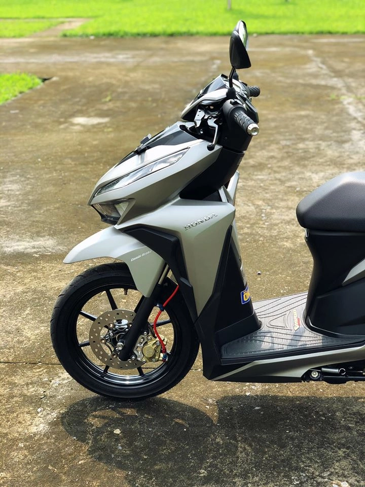 Vario 150 tạo điểm nhấn nhẹ nhàng bằng dàn chân hoàng kim