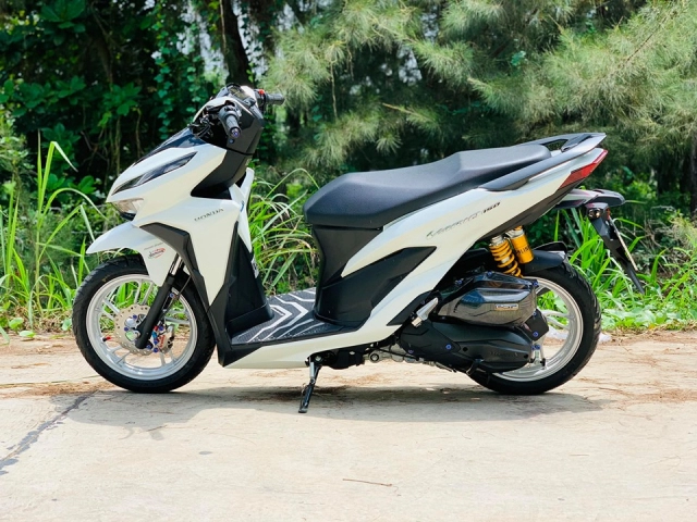 Vario 150 trong bản độ bạch công tử sở hữu dàn chân bạc triệu