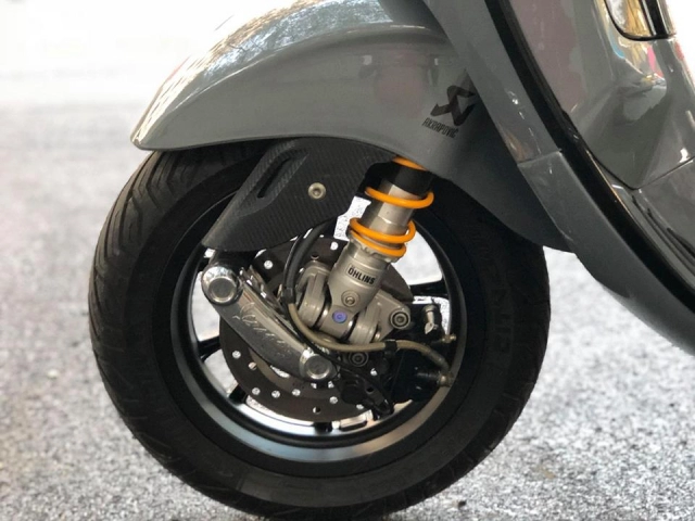 Vespa sprint độ căng như dây đàn với dàn chân ohlins trước sau