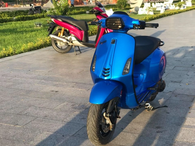 Vespa sprint độ đẹp mê hồn khoe dáng bên đối thủ sh ý