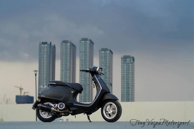 Vespa sprint trong bản độ lịch lãm với dàn đồ chơi khó tìm