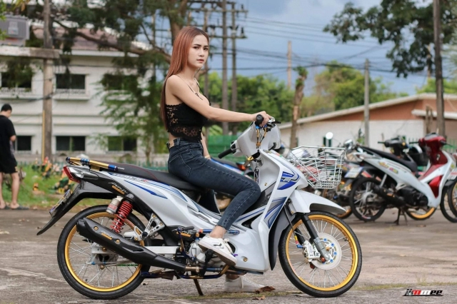 Wave 110 độ mờ mắt người xem khi đọ sáng cùng bóng hồng sexy thailand