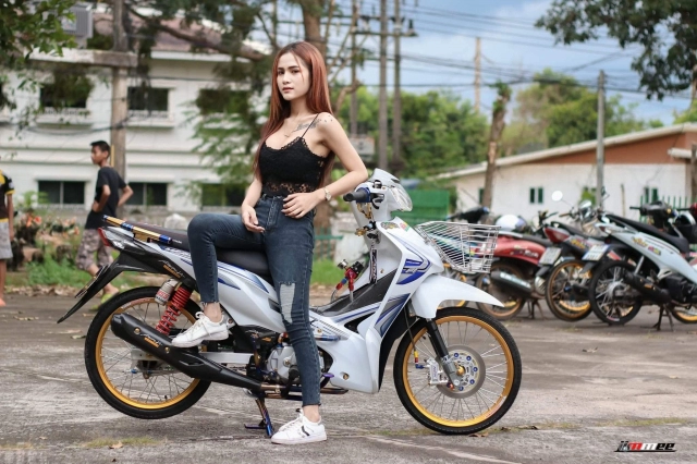 Wave 110 độ mờ mắt người xem khi đọ sáng cùng bóng hồng sexy thailand