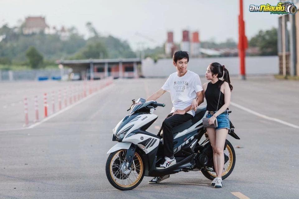 Yamaha aerox 155 độ mang đôi chân bức tốc của cặp vợ chồng mới cưới trên đất thái