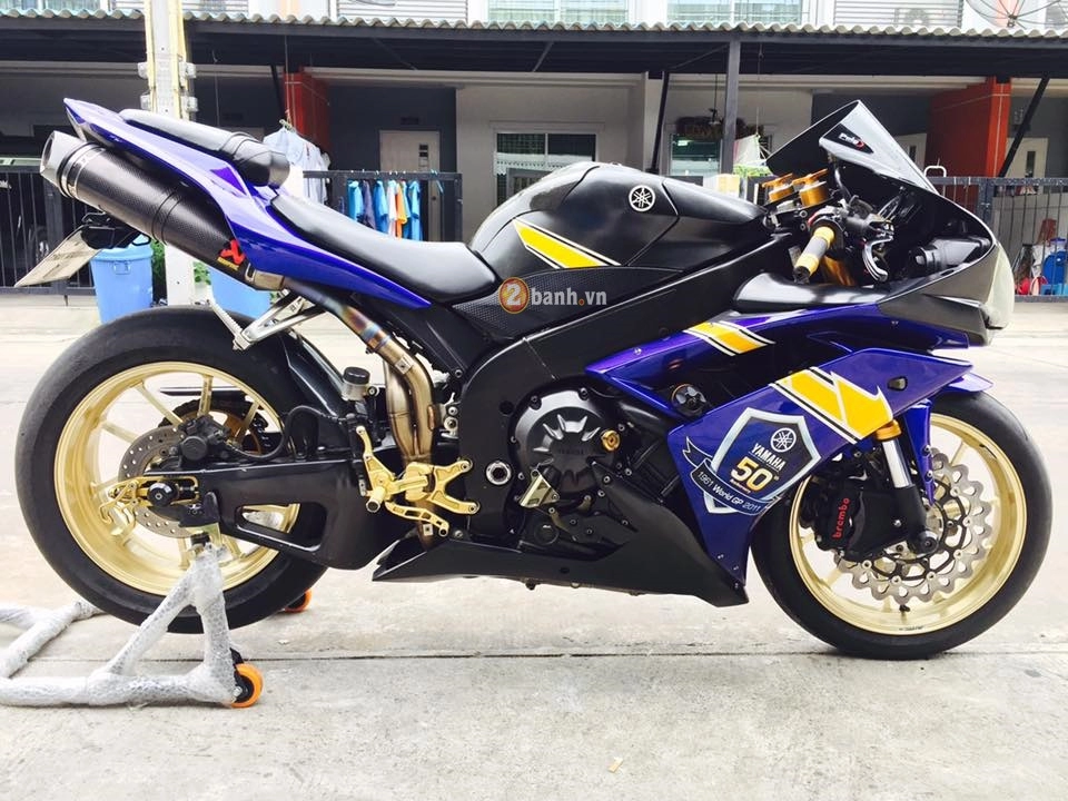 Yamaha r1 đầy cứng cáp trong bản độ hàng hiệu cực chất