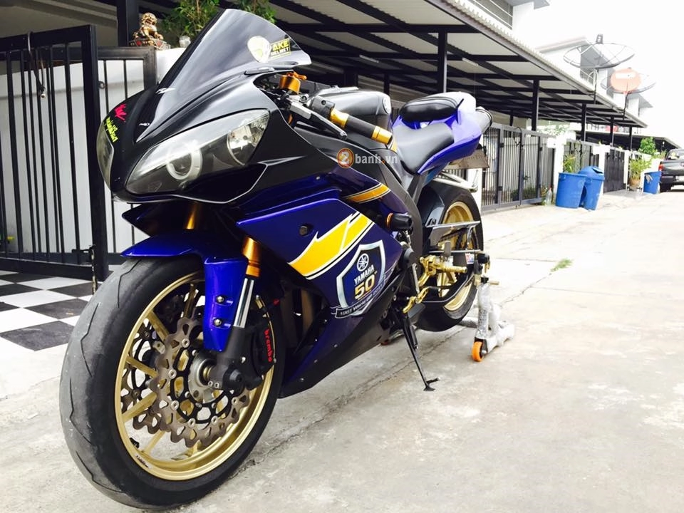 Yamaha r1 đầy cứng cáp trong bản độ hàng hiệu cực chất