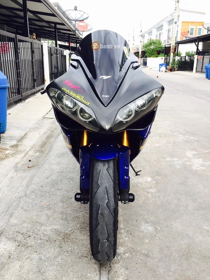 Yamaha r1 đầy cứng cáp trong bản độ hàng hiệu cực chất