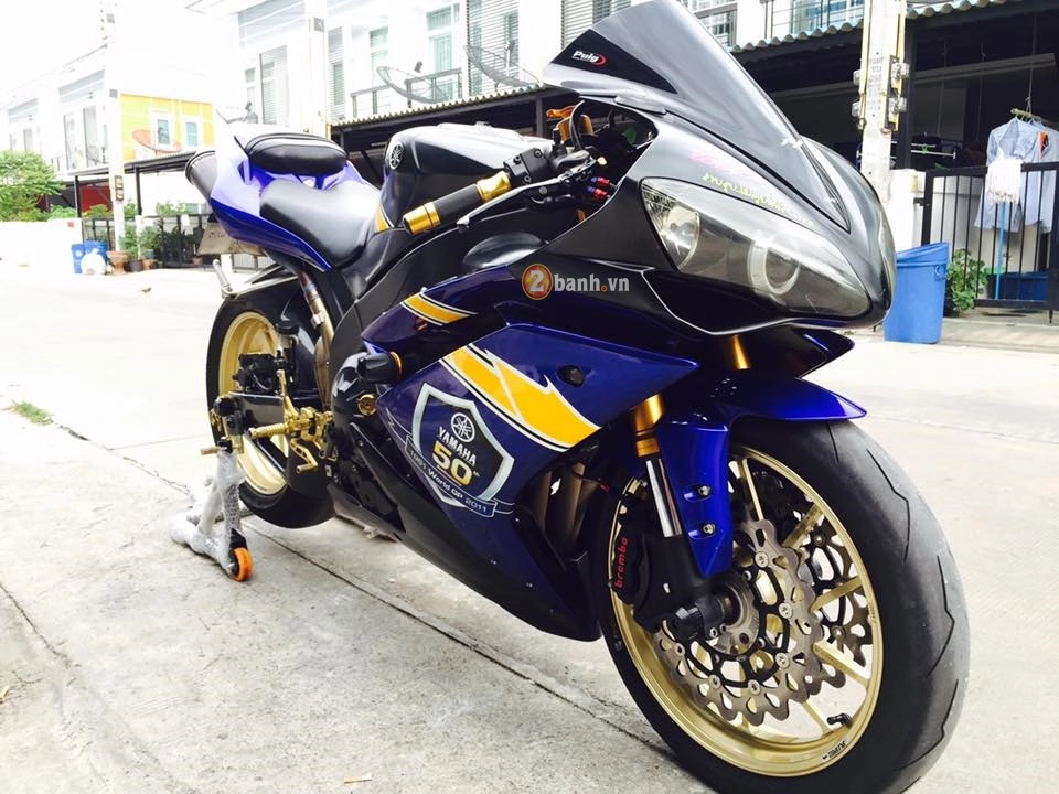 Yamaha r1 đầy cứng cáp trong bản độ hàng hiệu cực chất