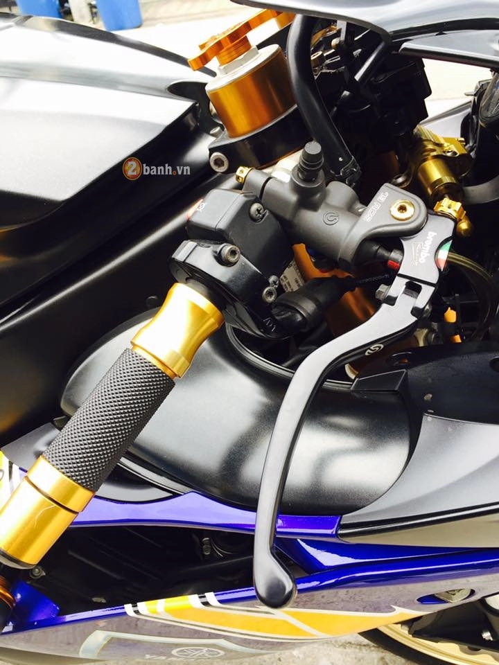 Yamaha r1 đầy cứng cáp trong bản độ hàng hiệu cực chất