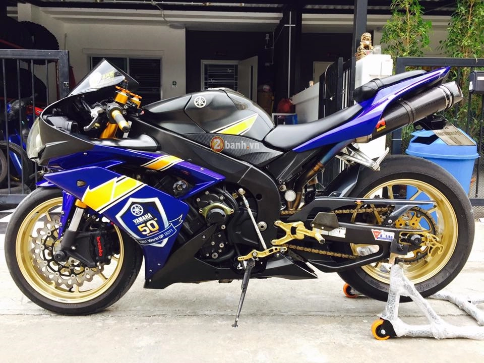 Yamaha r1 đầy cứng cáp trong bản độ hàng hiệu cực chất