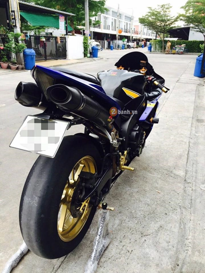 Yamaha r1 đầy cứng cáp trong bản độ hàng hiệu cực chất