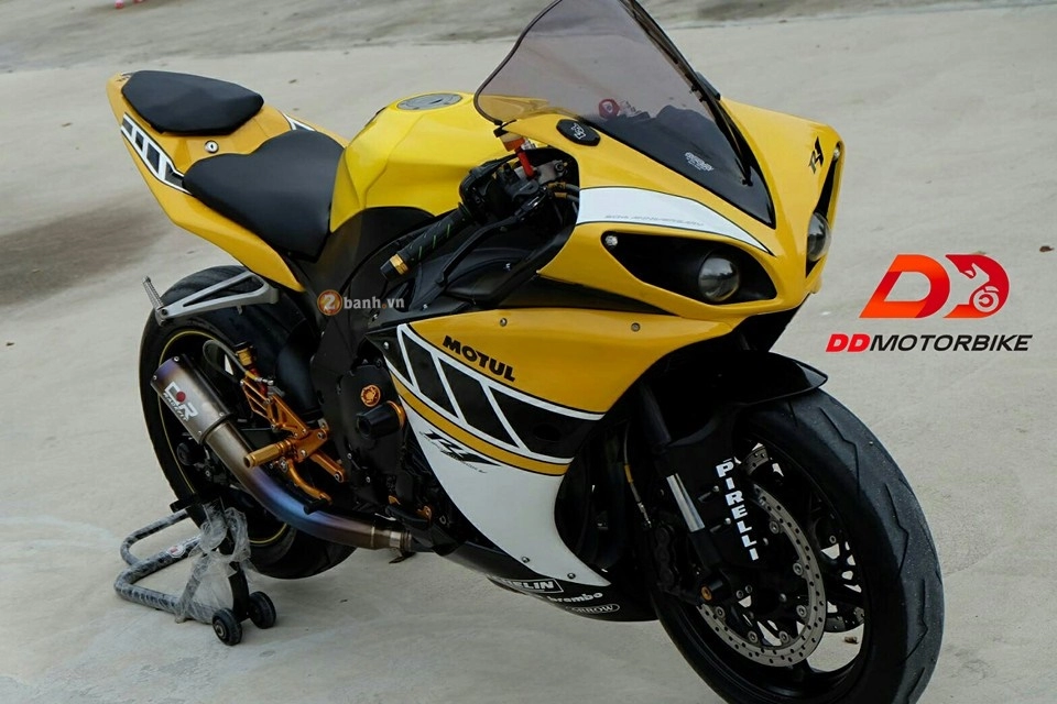 Yamaha r1 đầy kiêu sa khoe dáng trên đất thái