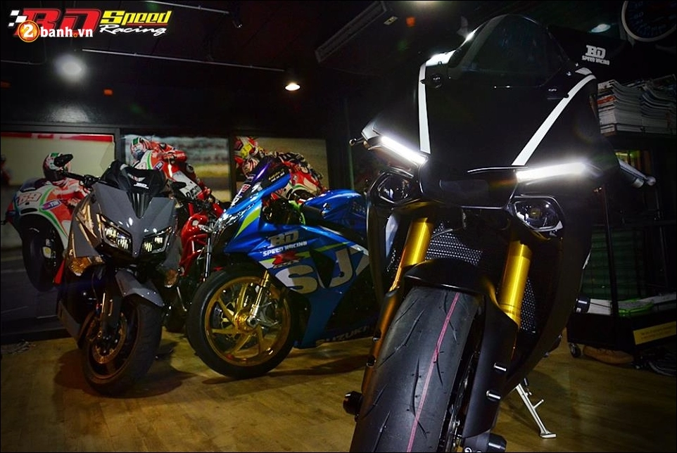 Yamaha r1 độ báo đen lạnh lùng trong màu đen huyền bí