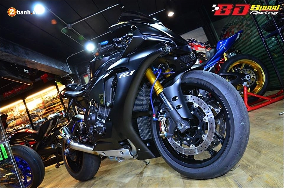 Yamaha r1 độ báo đen lạnh lùng trong màu đen huyền bí