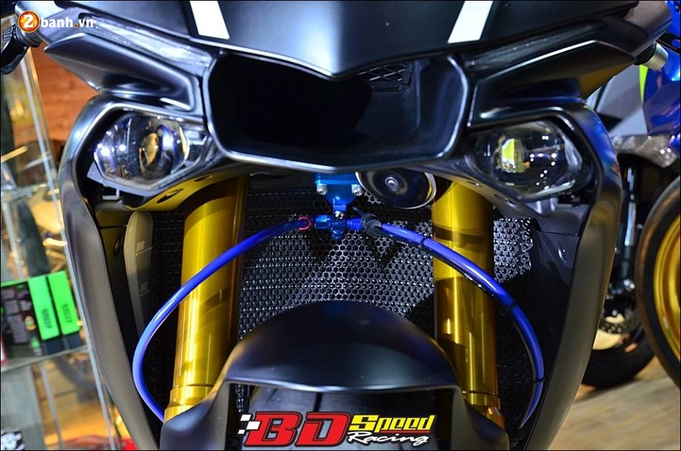 Yamaha r1 độ báo đen lạnh lùng trong màu đen huyền bí