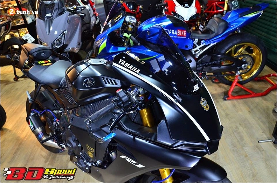 Yamaha r1 độ báo đen lạnh lùng trong màu đen huyền bí