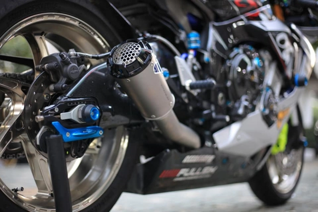 Yamaha r1 độ cộm cán với dàn chân oz racing titan