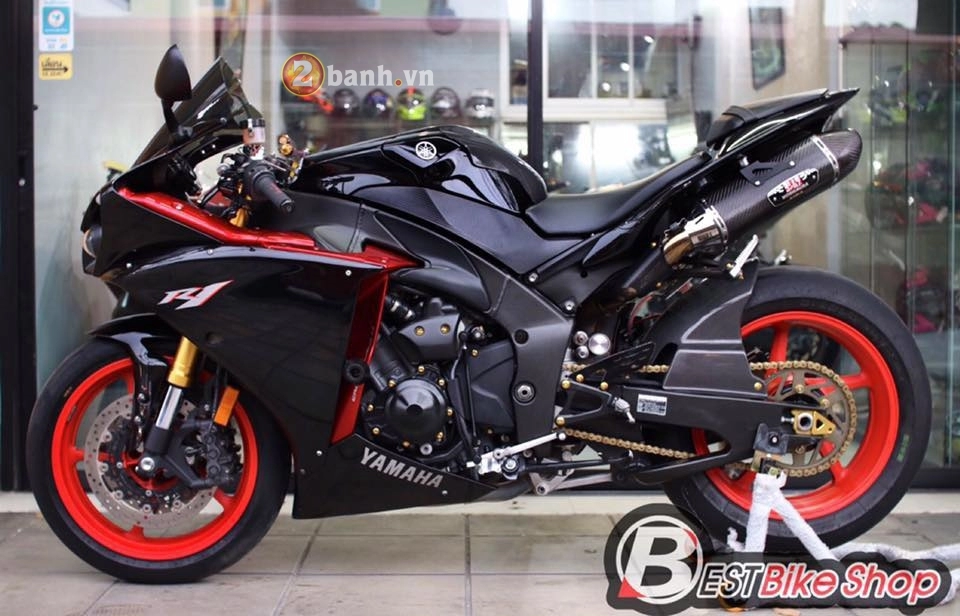 Yamaha r1 rực rỡ bên dàn option đồ chơi hàng hiệu