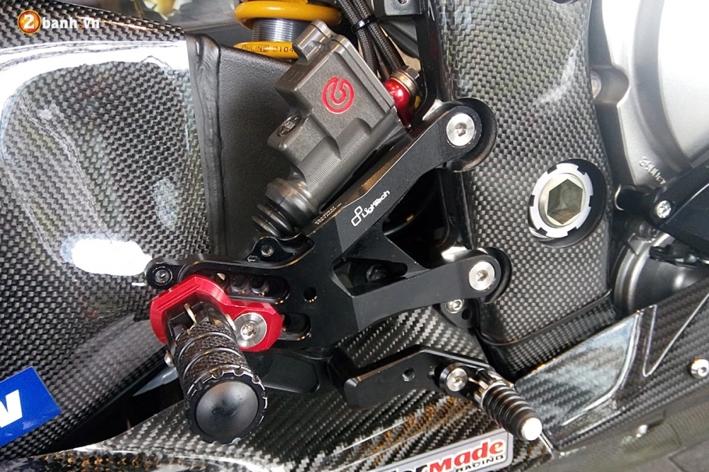 Yamaha r1 siêu phẩm đường đua trong bộ cánh carbon