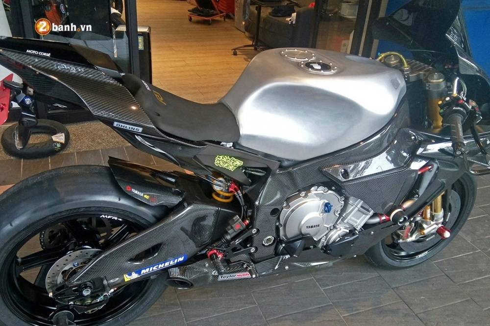 Yamaha r1 siêu phẩm đường đua trong bộ cánh carbon