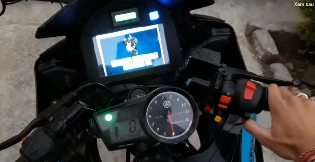 Yamaha r15 v2 đô man hinh 7 inch vơi nhiêu chưc năng hiên đai điêu khiên qua remote