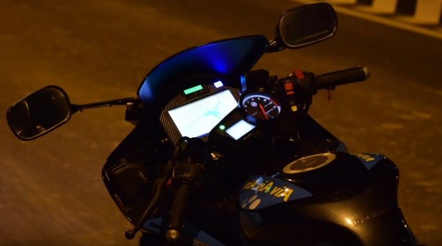 Yamaha r15 v2 đô man hinh 7 inch vơi nhiêu chưc năng hiên đai điêu khiên qua remote