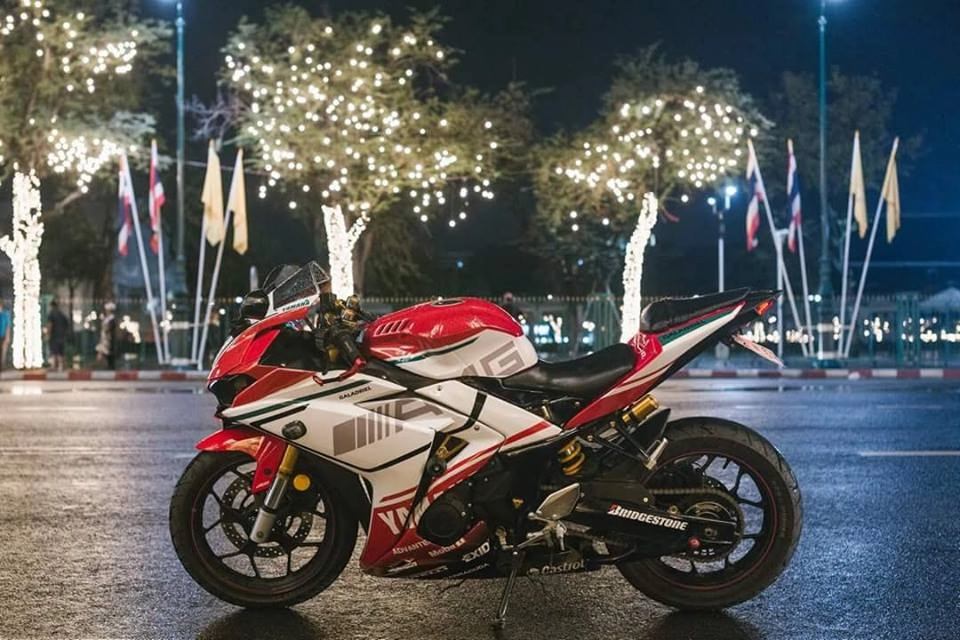 Yamaha r3 đẹp huyền ảo dưới ánh đèn đường phố