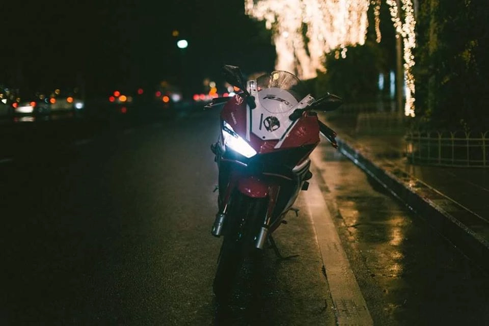 Yamaha r3 đẹp huyền ảo dưới ánh đèn đường phố